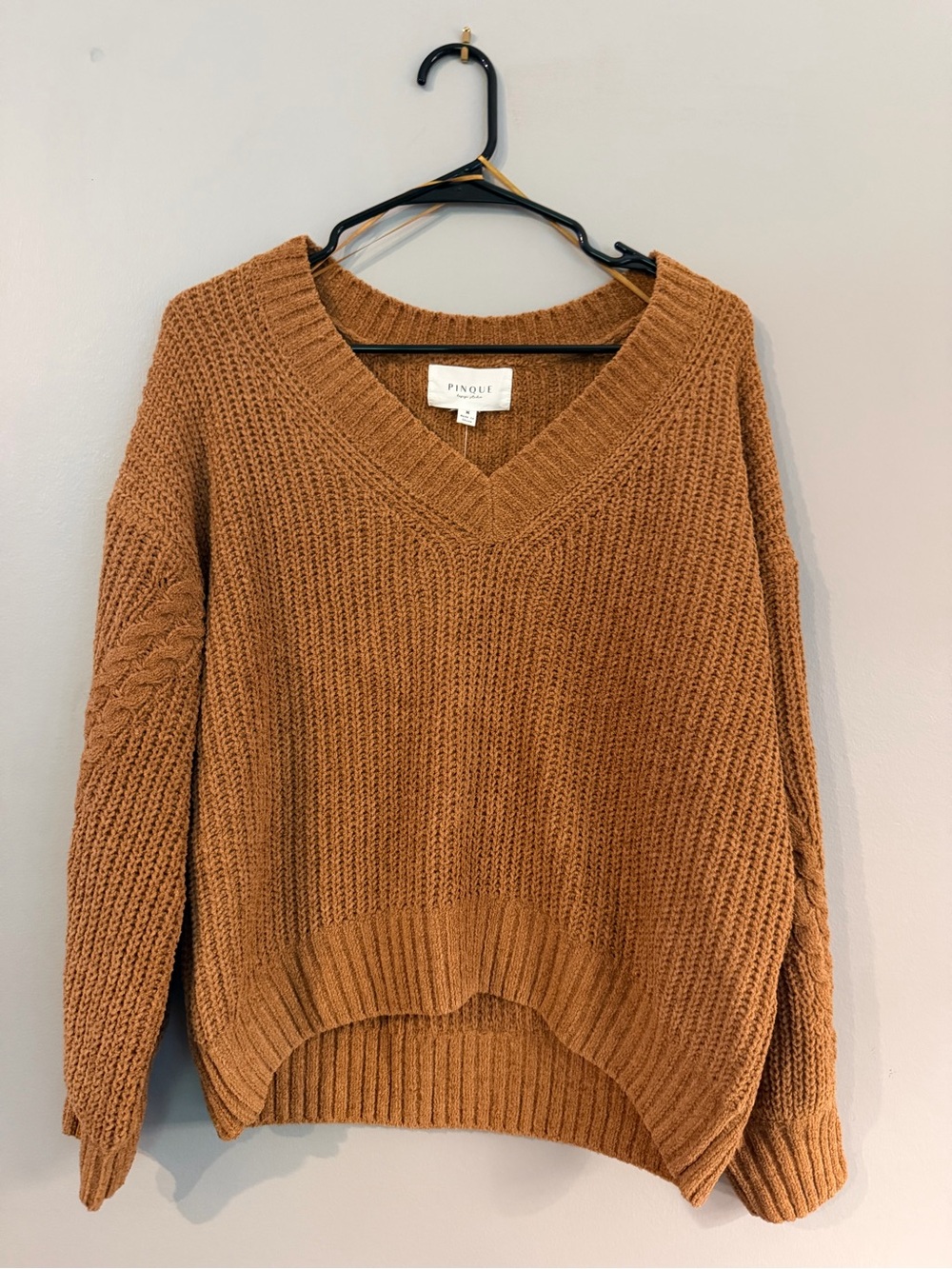 Pinque V-Neck Chunky Knit Sweater in Camel